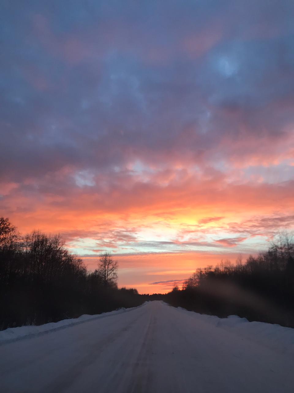 Лишь закат горит вдали