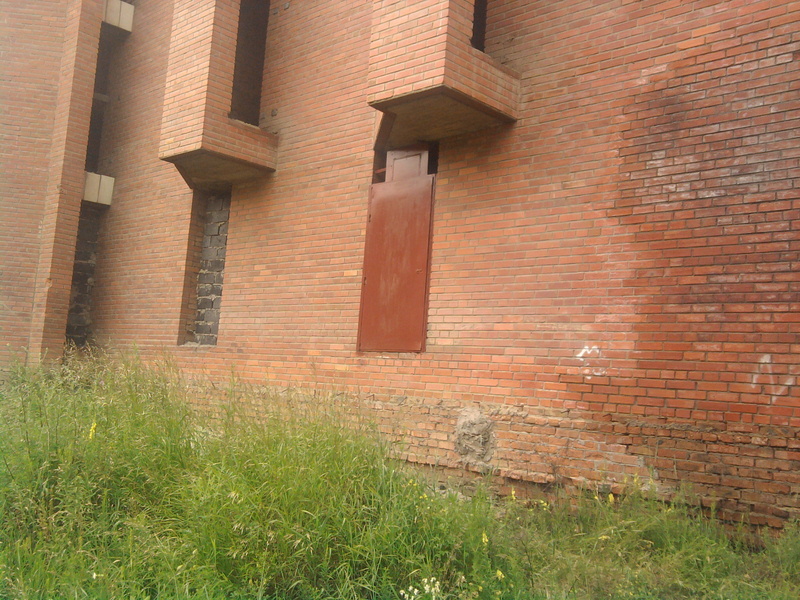 замуровали все окна и входы,но в одно окно поставили зачемто дверь