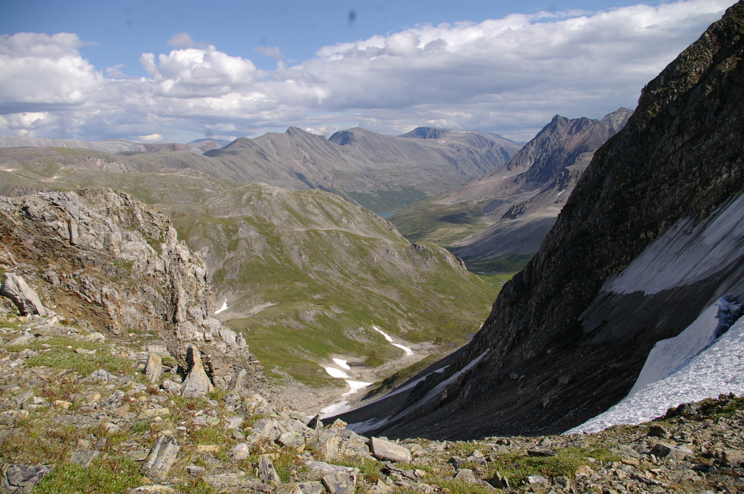 там внизу палатка наша