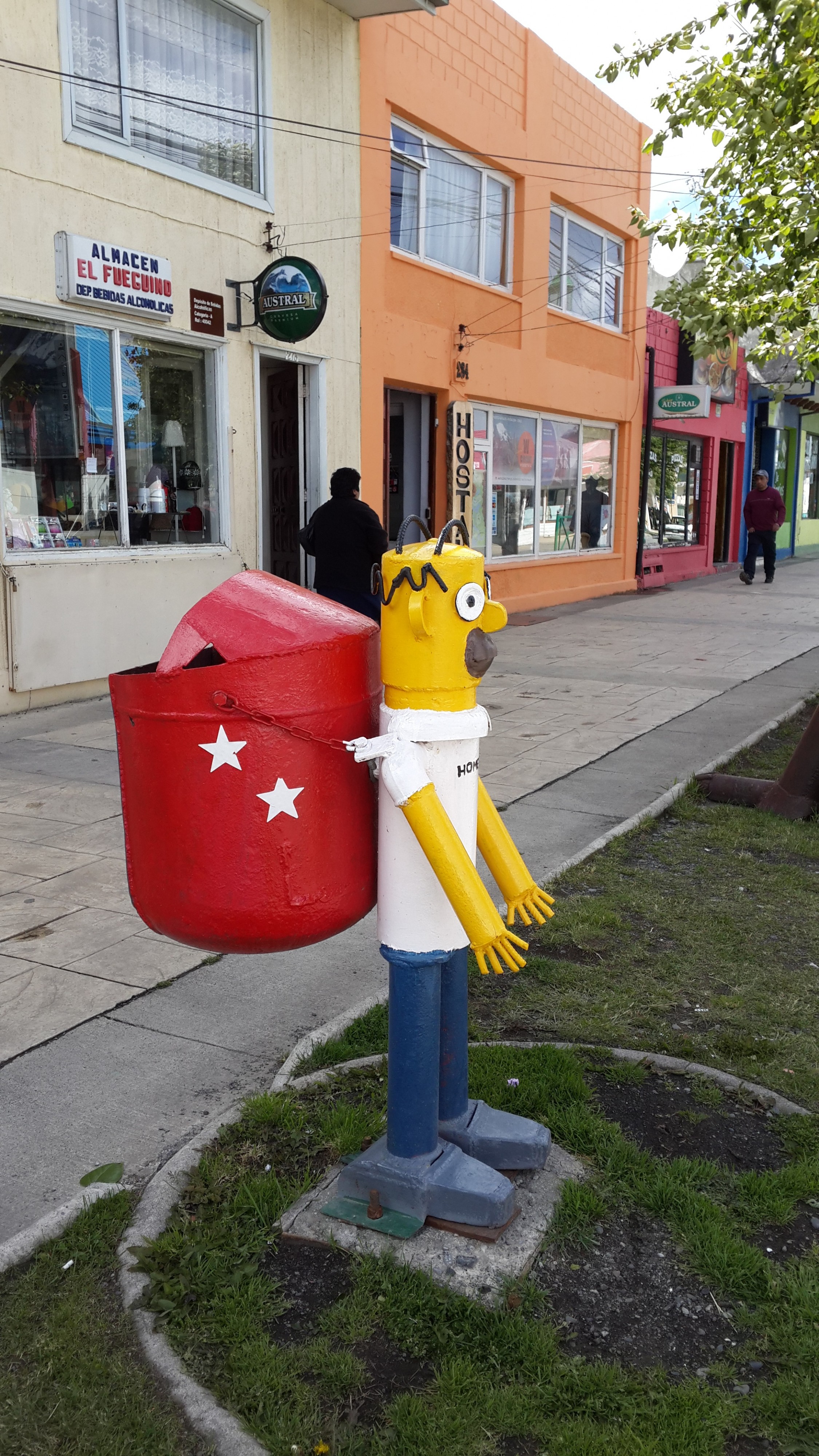 веселая мусорка в Пуэрто-Наталесе