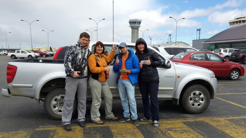 в синей куртке - чилиец-арендатор