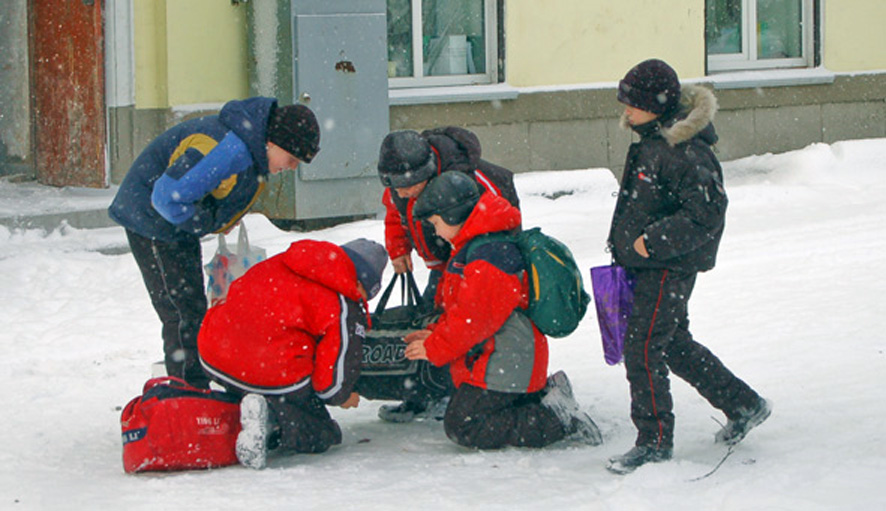 На снимке не видно, что мальчишки пытаются зажечь петарду