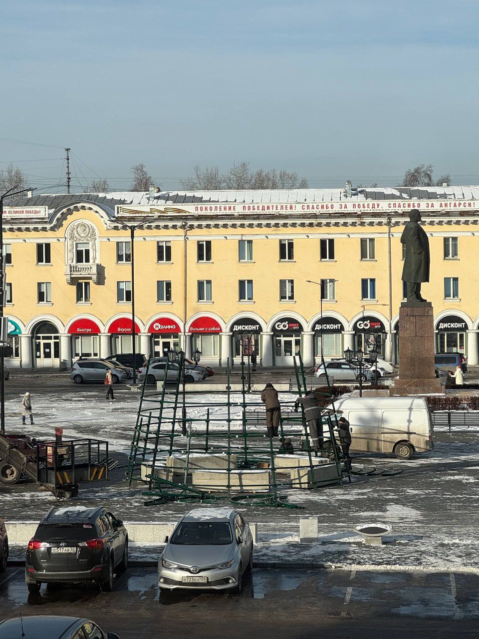 Новый год к нам мчится