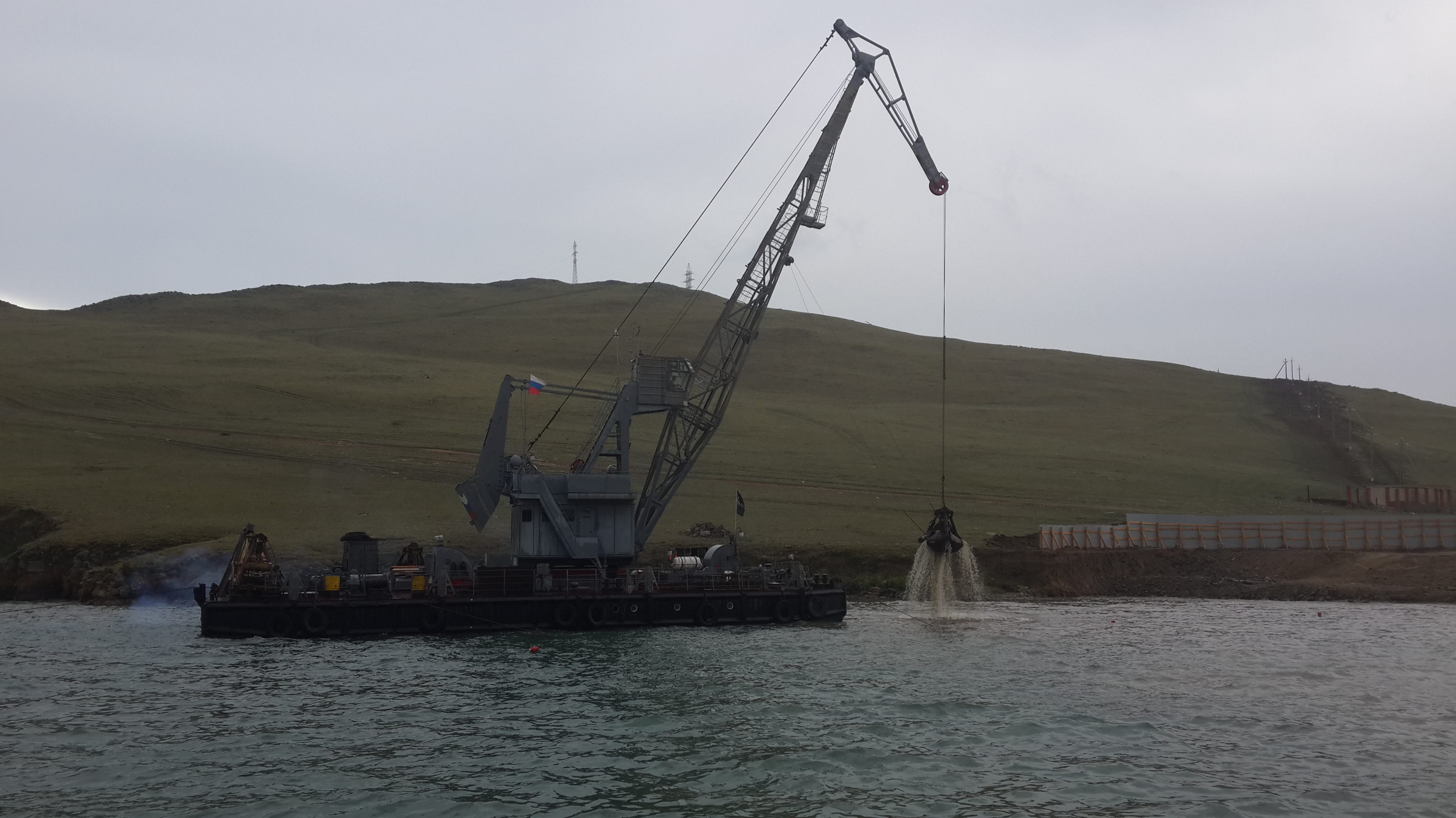выемка грунта для нового причала в МРС 