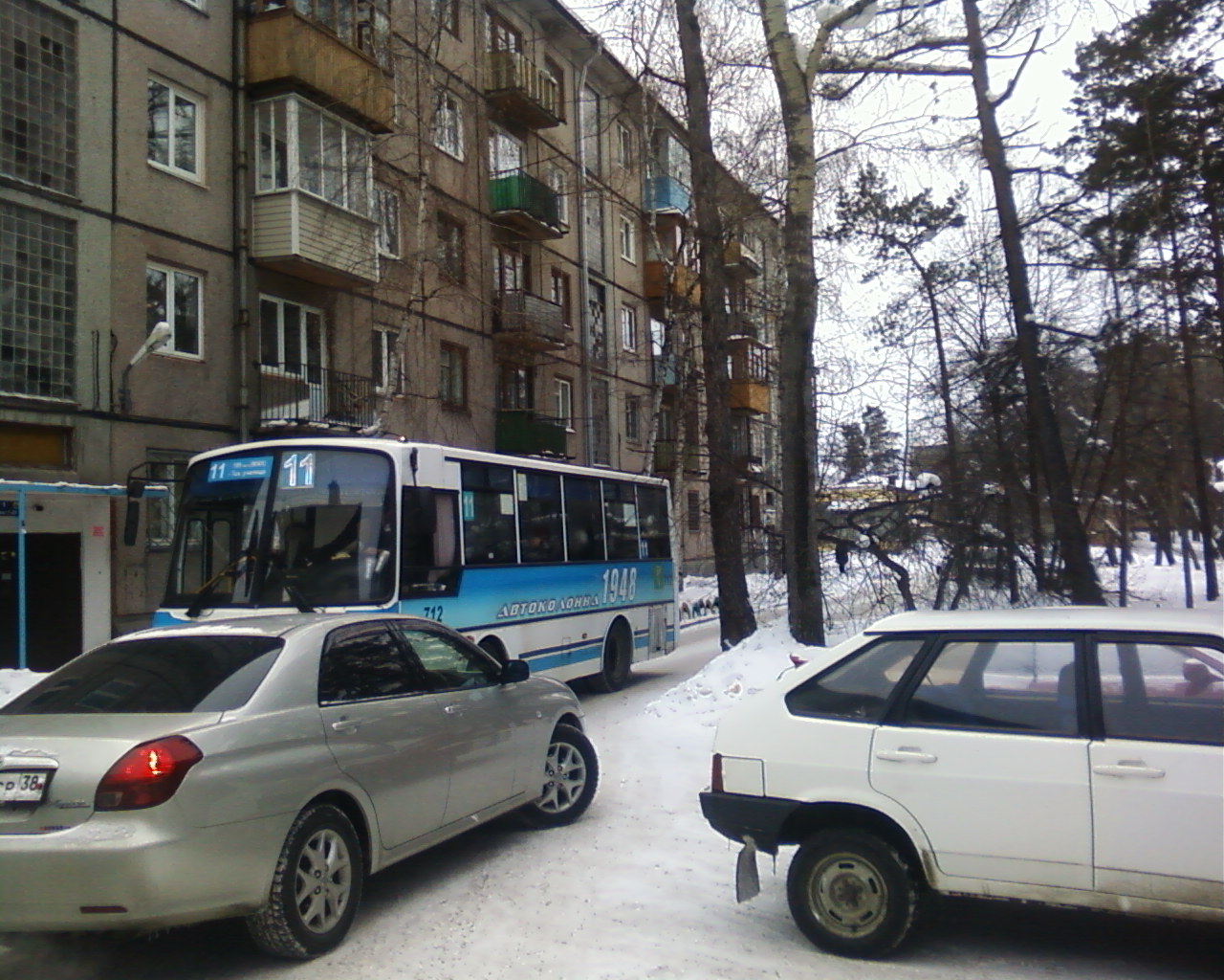 движение из за аварии  переместилось во двор