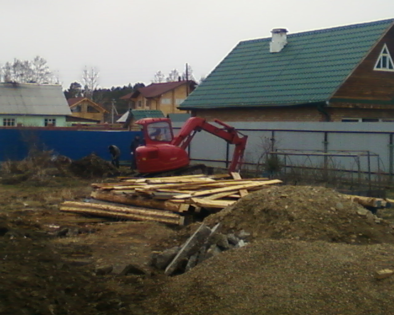 помогал вкапывать колодезные кольца