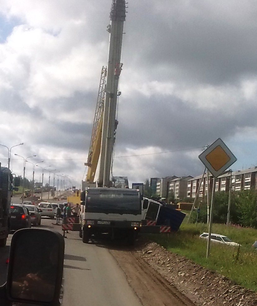 Перевернутый грузовик на объездной НЛО 1