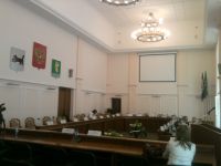 одинокий Моляров в зале заседаний Серого дома