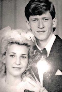 Как только Насте исполнилось 18, ребята расписались с загсе