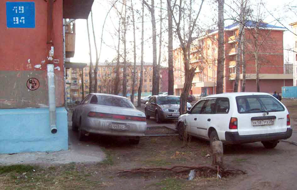 94 квартал, газон возле дома №19