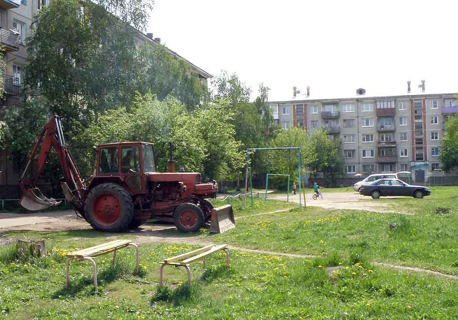 9 мрн, двор возле домов №23, 24