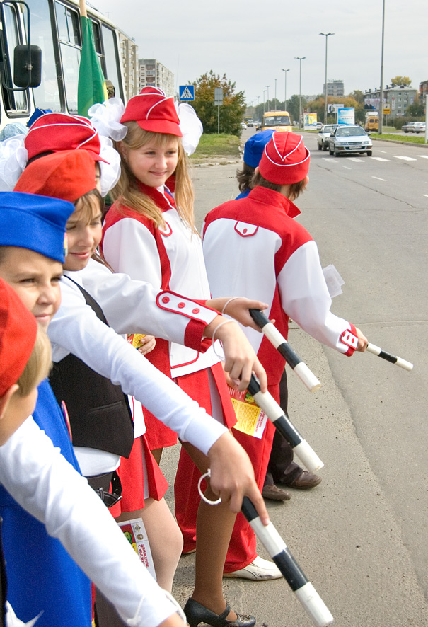 Жезл и банты Кати СОКОЛОВОЙ (в центре) дисциплинируют лучше штрафа