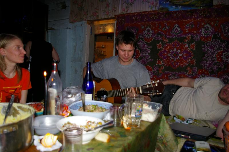 изгиб гитары желтой