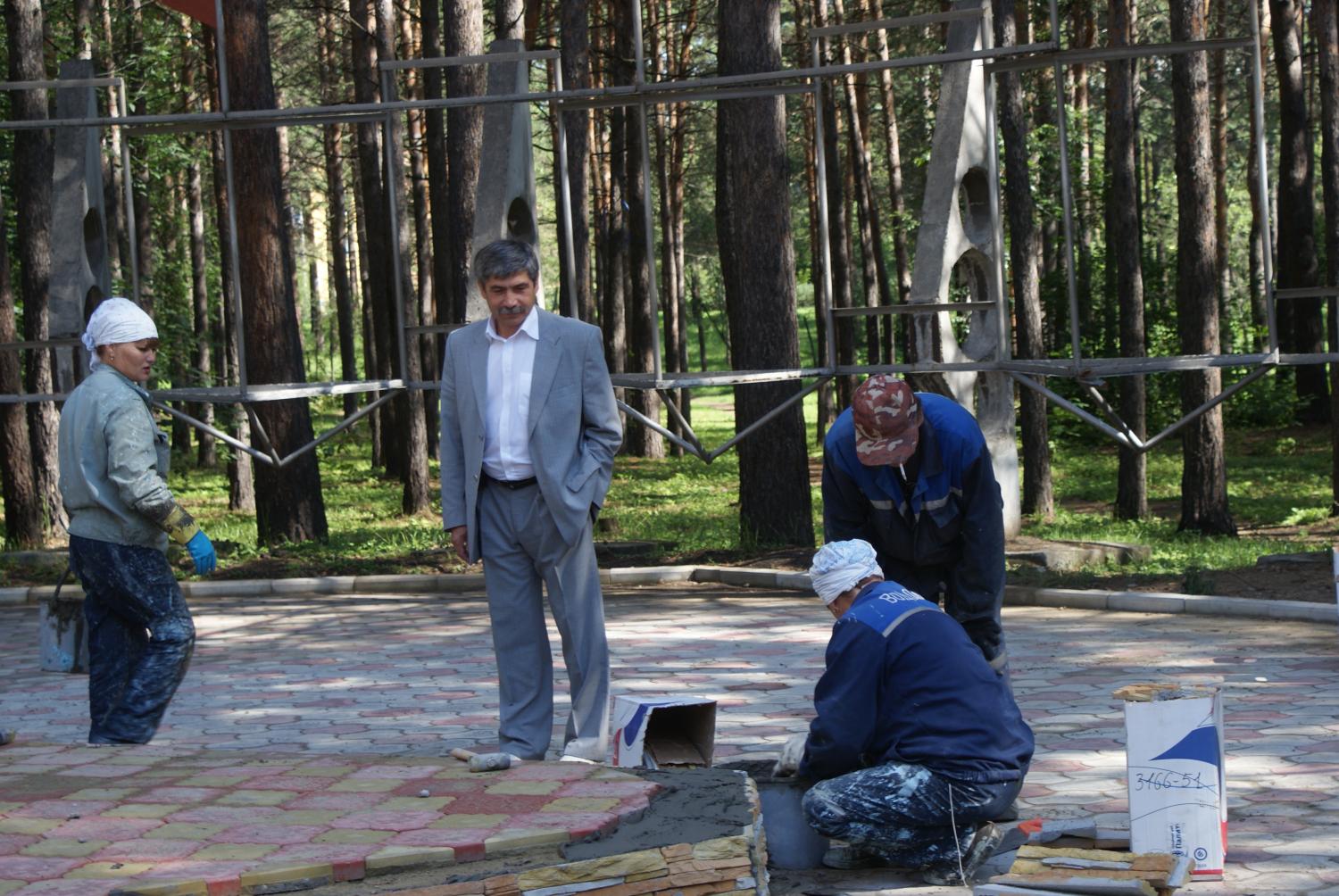 Глава города в парке