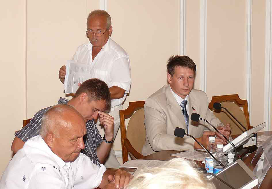 Депутат Владимир ЖУКОВ покинул зал заседаний.