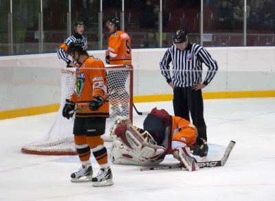 Наш вратарь заныкал шайбу: где же шайба?