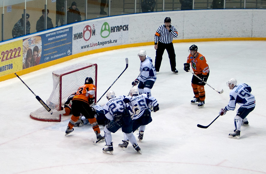 Даже клюшки летали