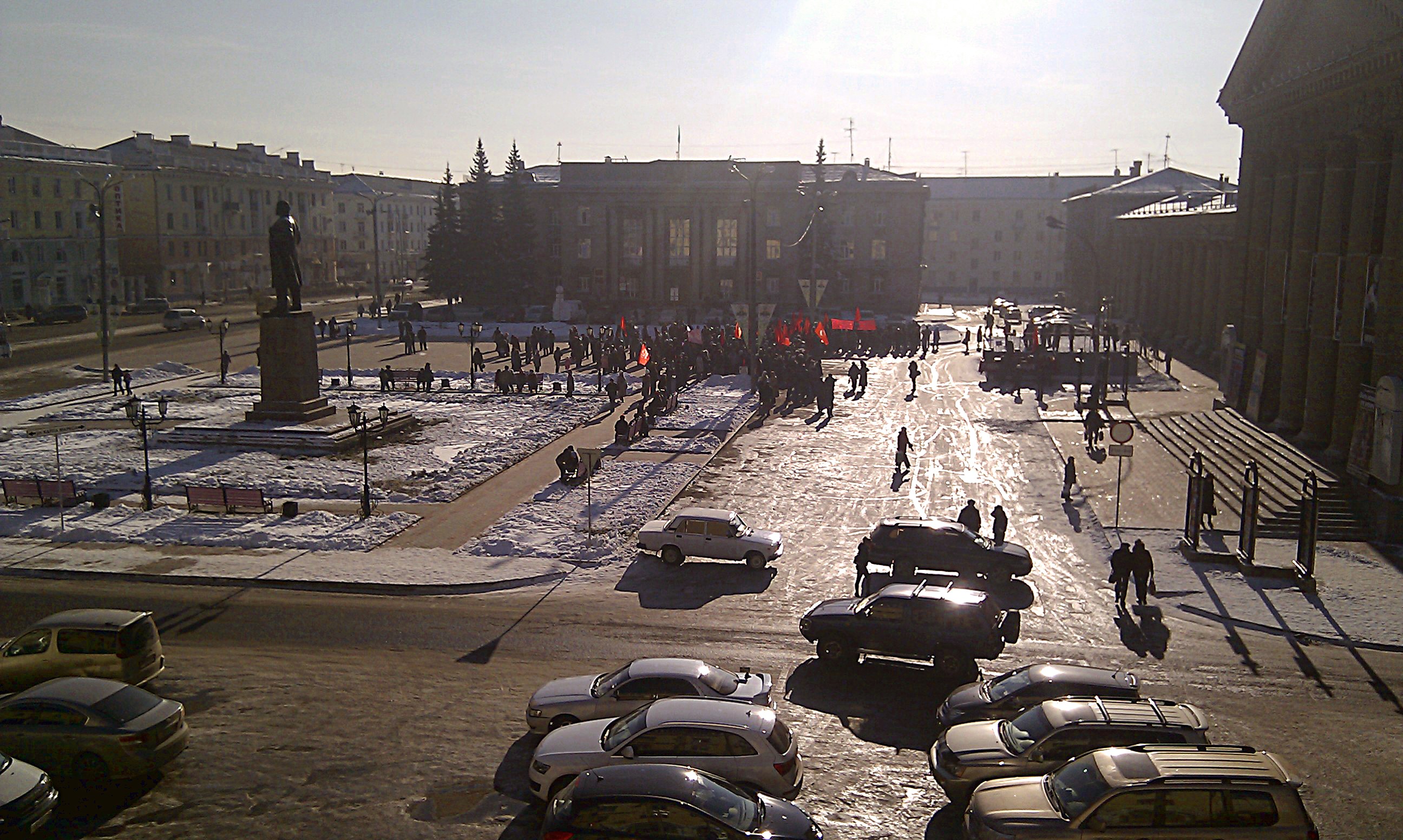 А Ленин! такой молодой...