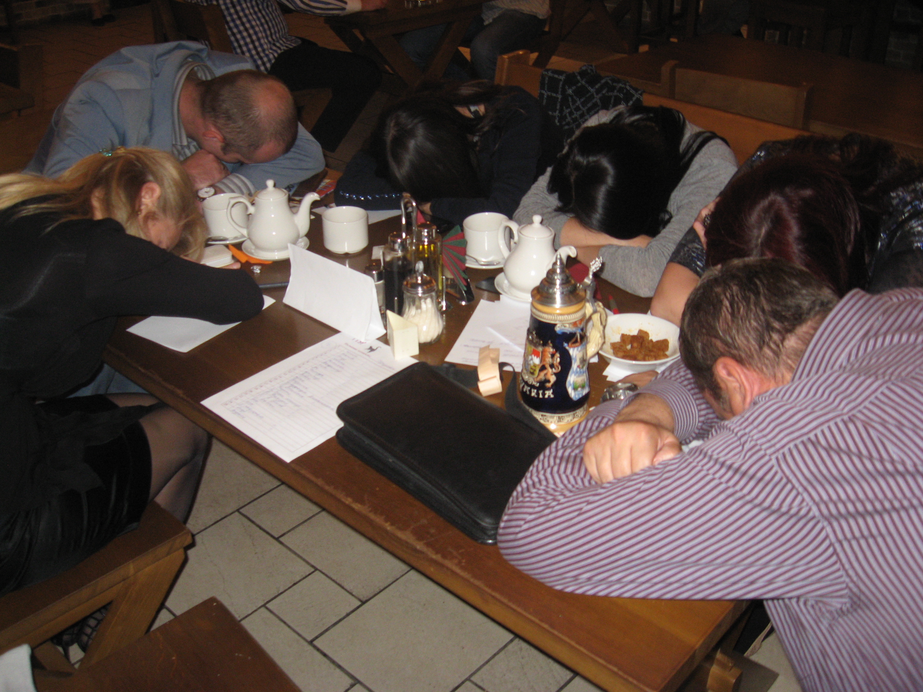 Команда "Кучерявые" уснула в ожидании результатов раунда))