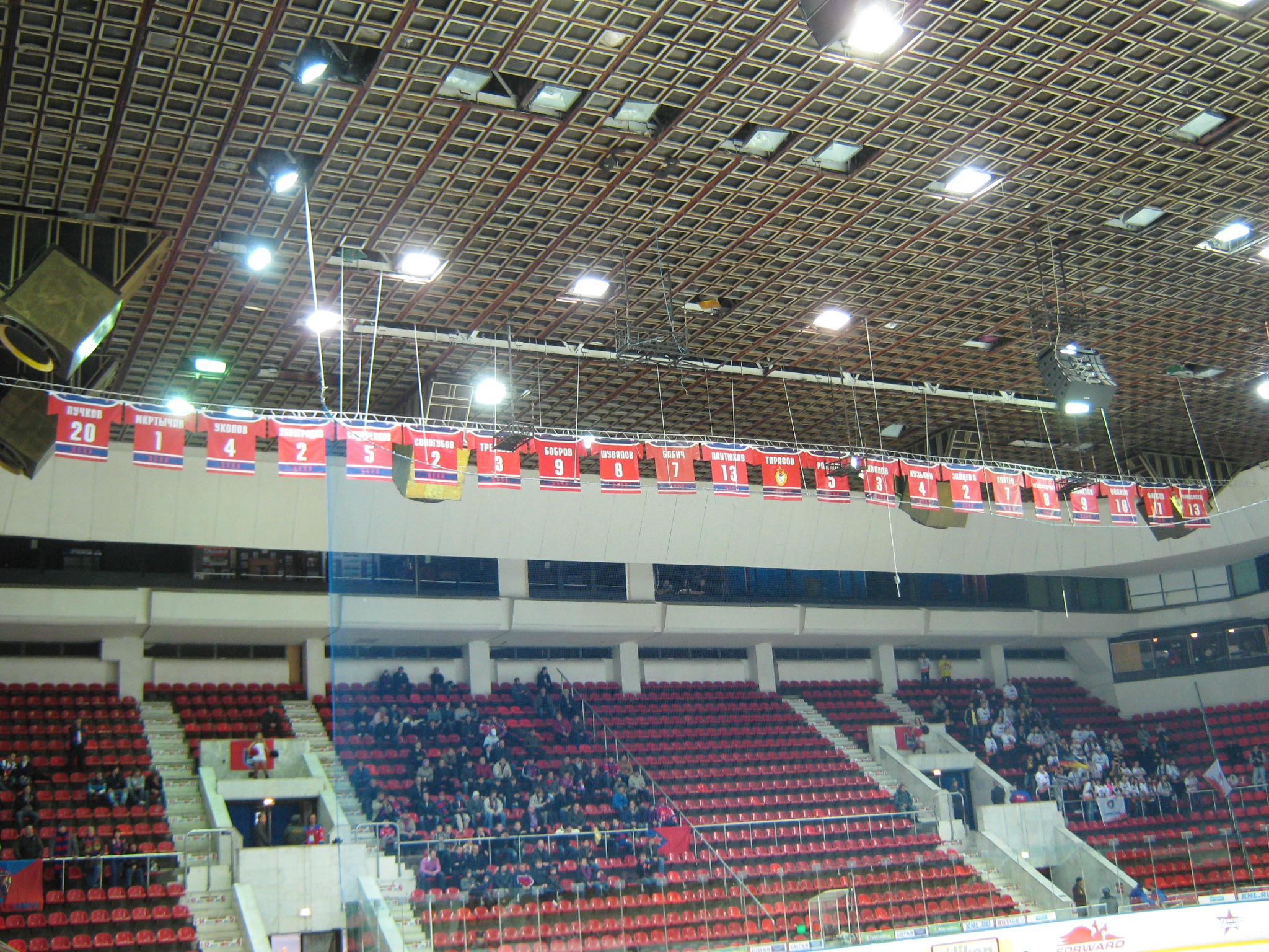 Второй торец стадиона...Оба фан-сектора здесь. И снова свитера легенд ЦСКА.