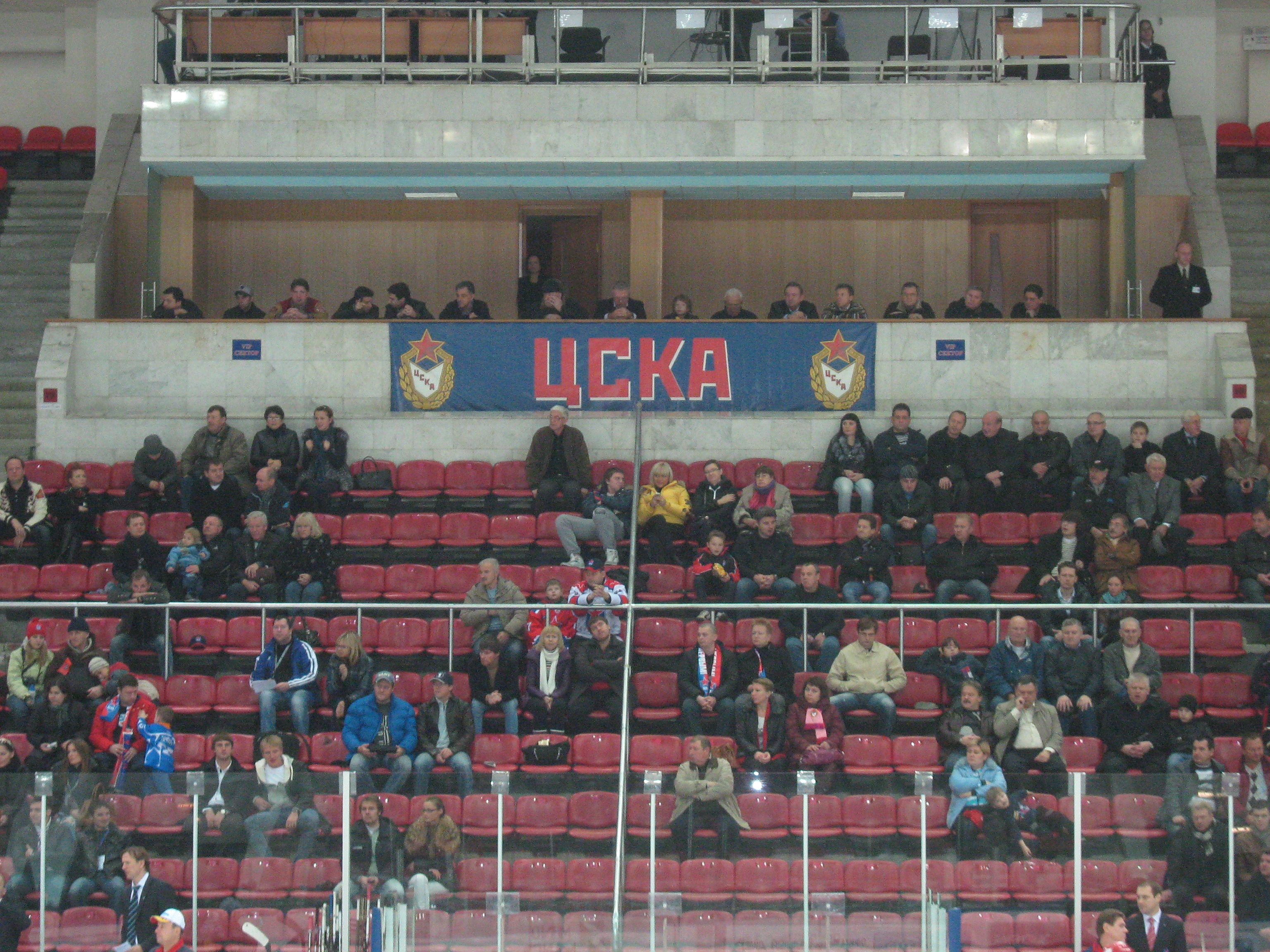 Вип-ложа...Фетисов в центре.