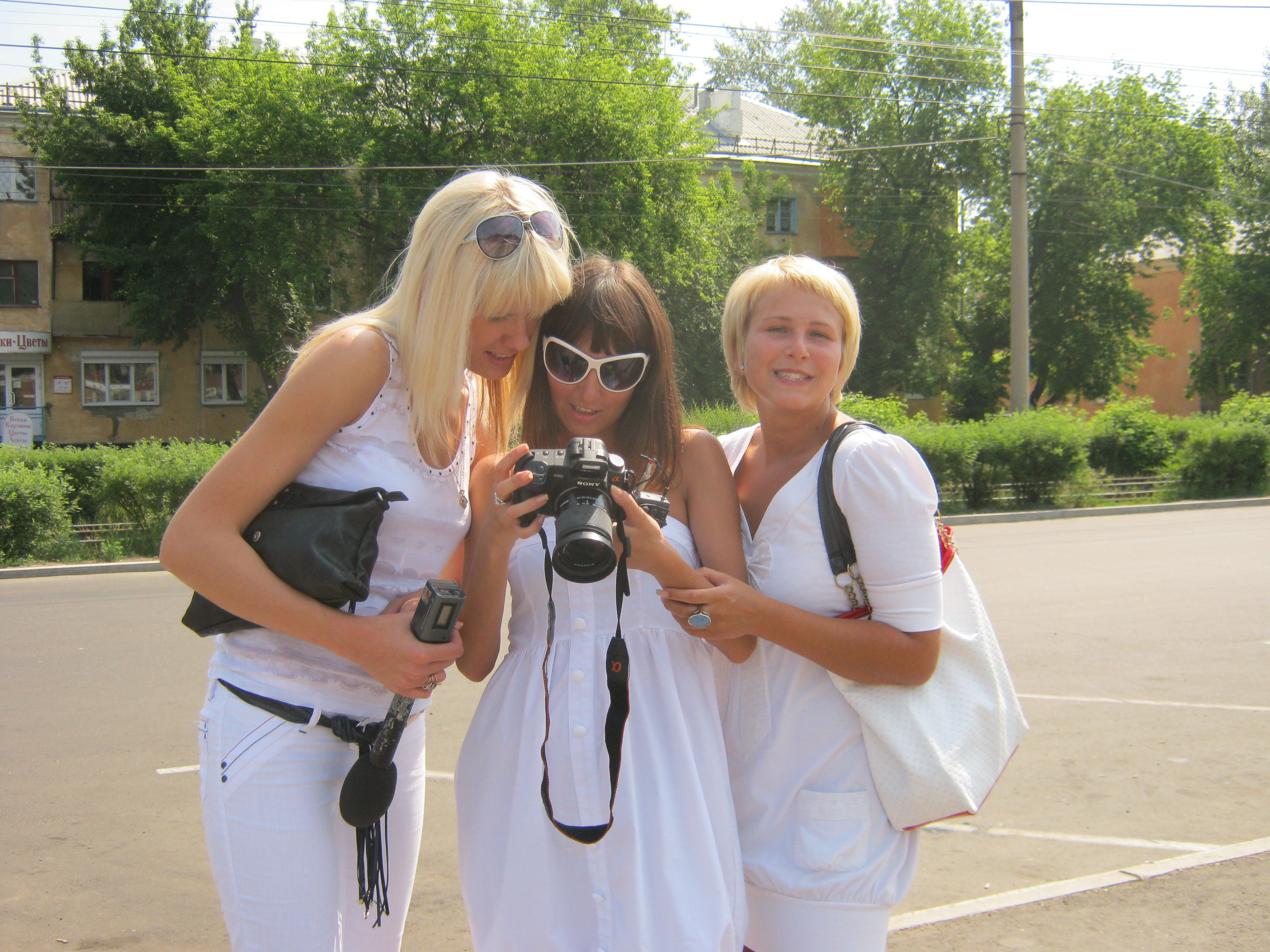 Сотрудницы ангарских СМИ - все в белом!