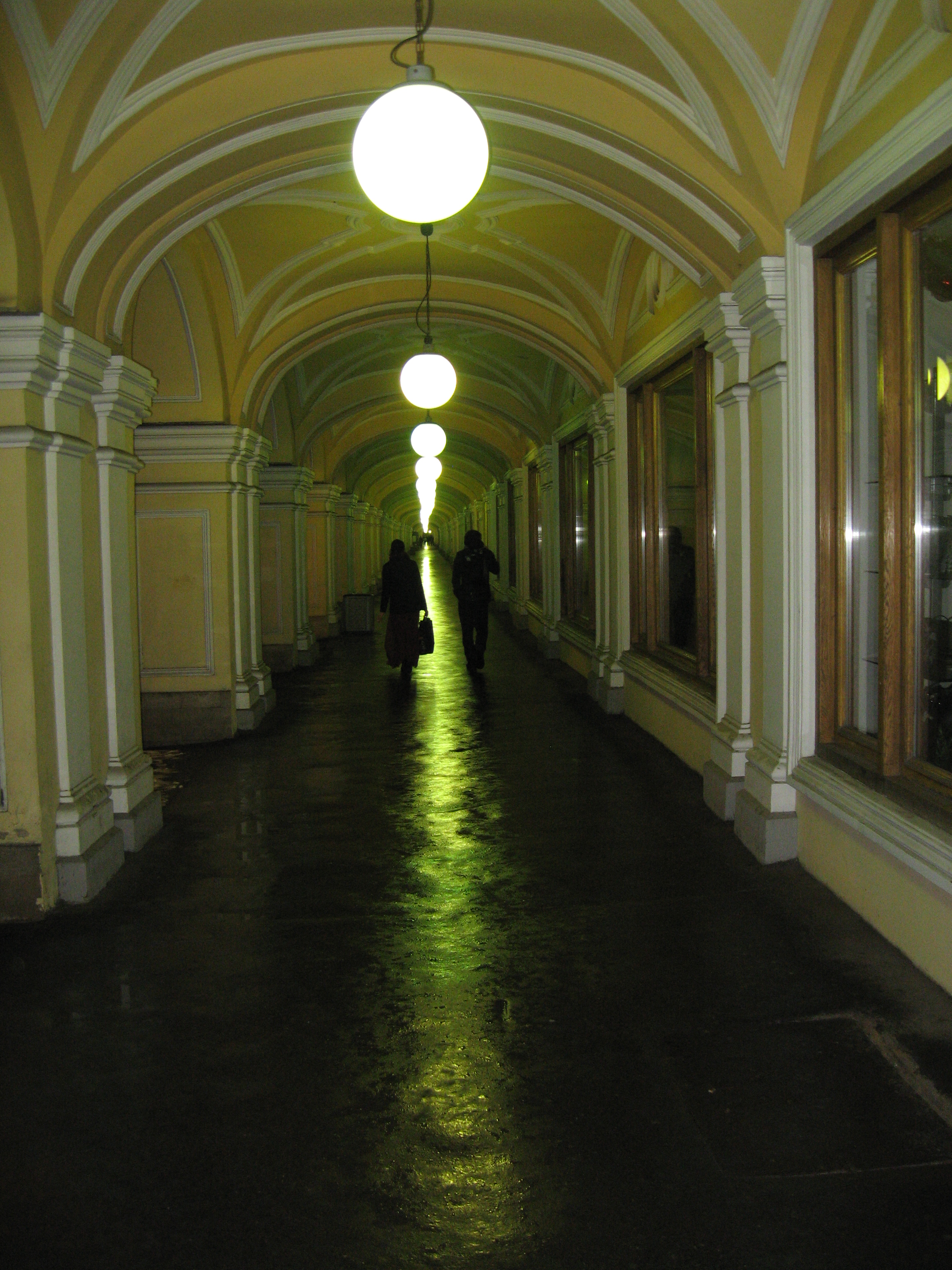 Гостиный двор ночью...