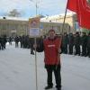 Полицейские держат равнение на красный флаг Полицейские держат равнение на красный флаг