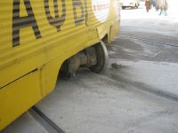 Сход трамвая. Вырвало тележку Сход трамвая. Вырвало тележку