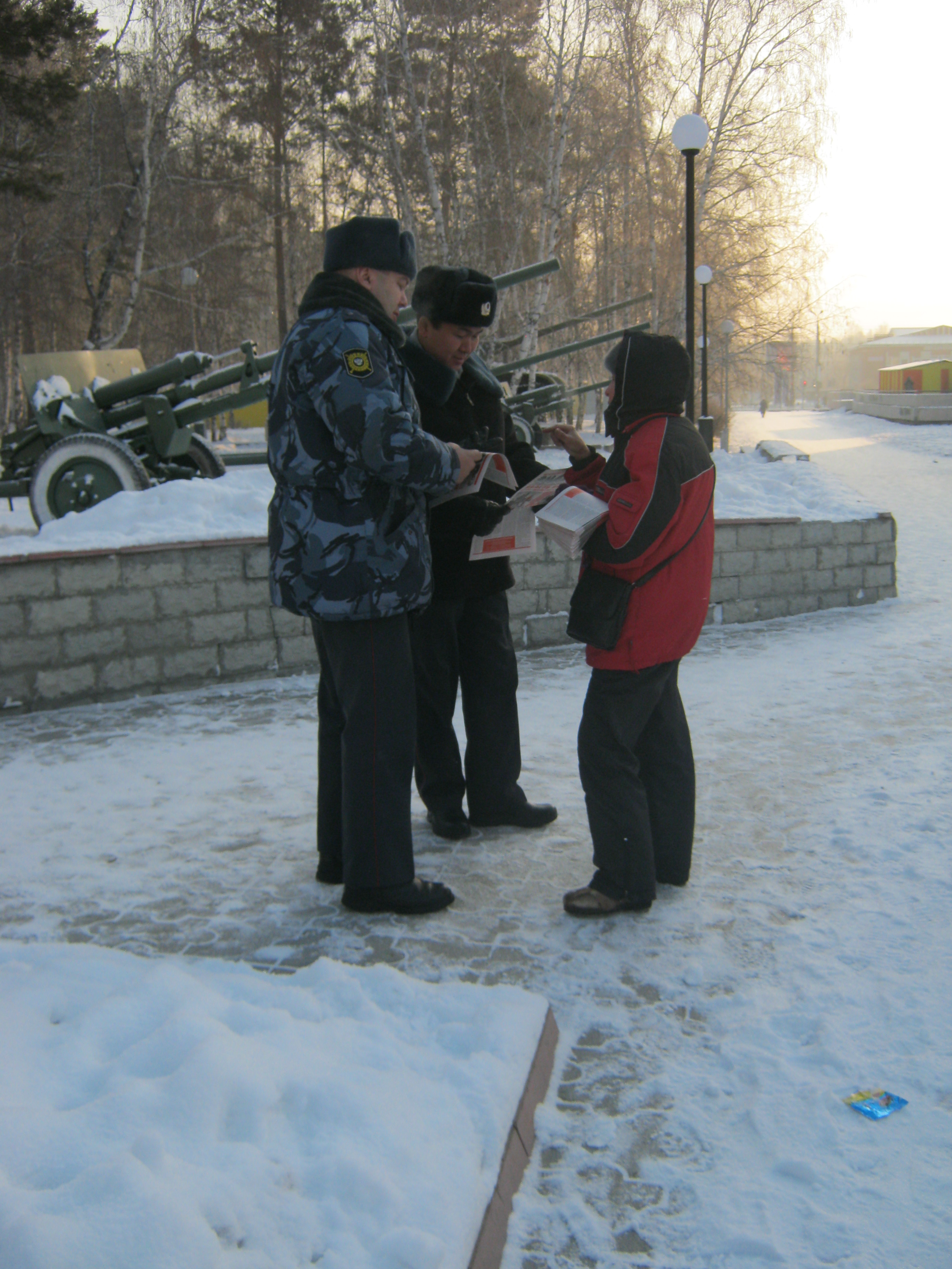 Митинг 18 декабря. Полицейские с интересом знакомятся с партийной прессой