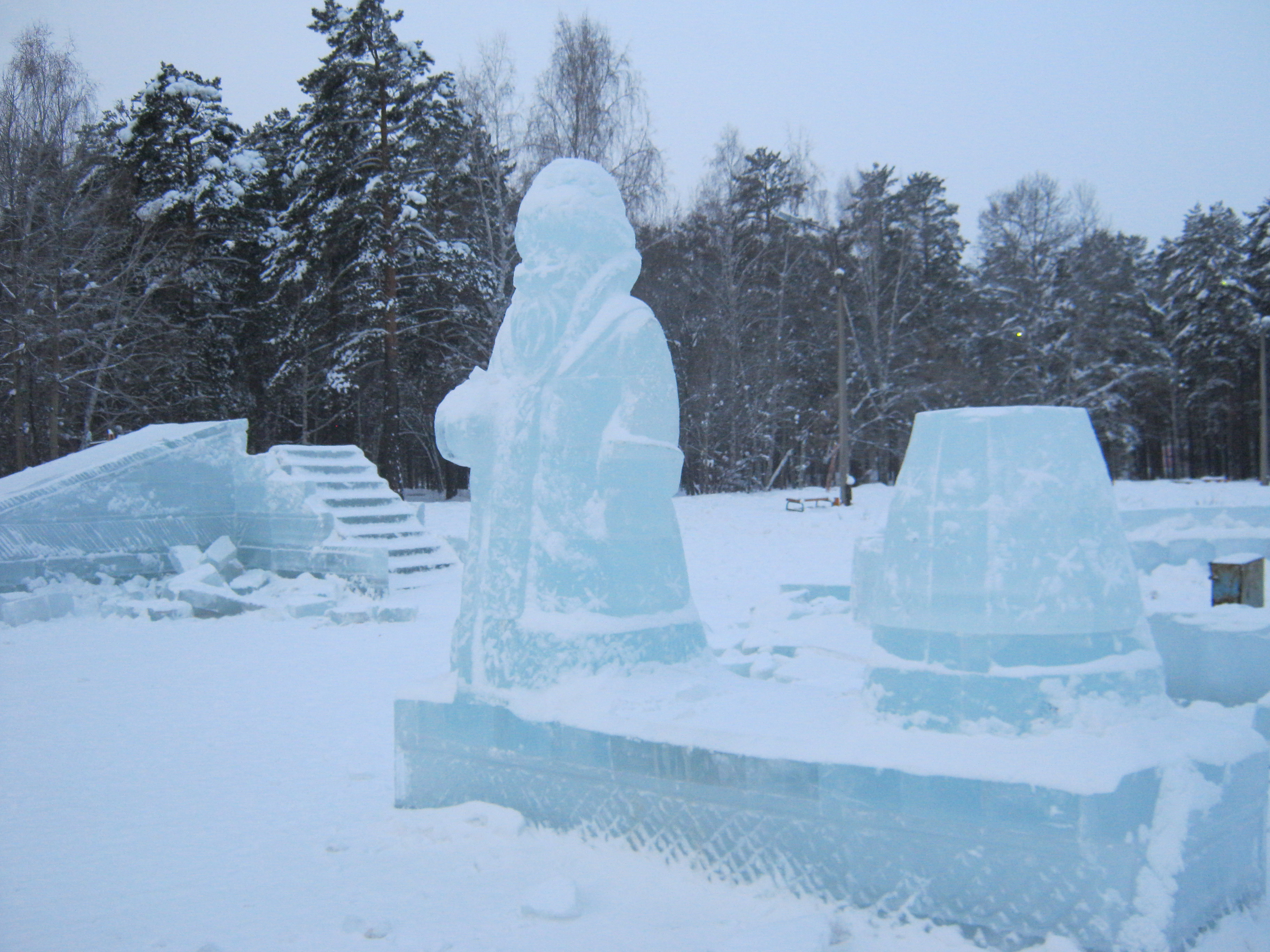 Разрушенный ледяной городок у "Современника"