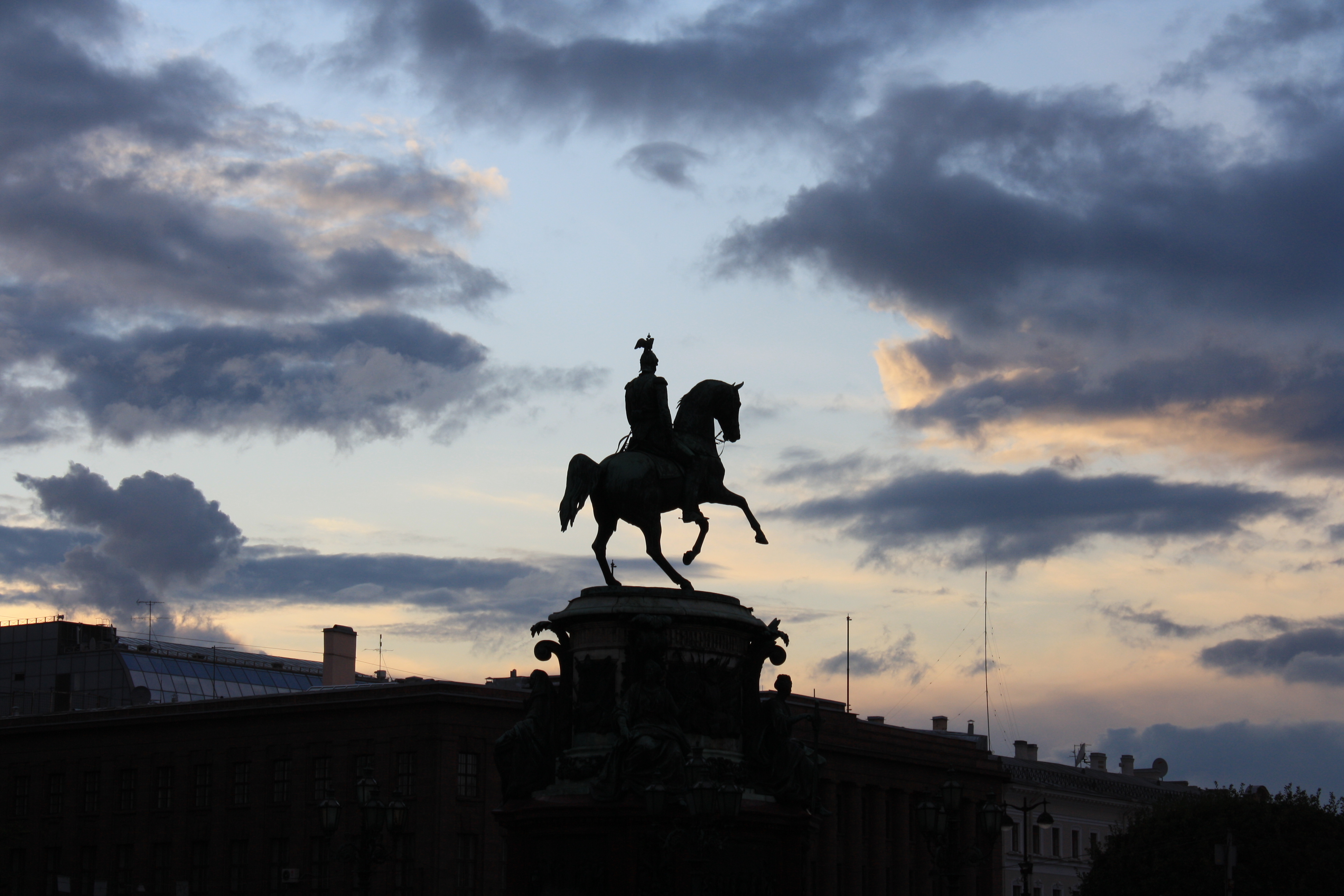 Есть небеса бесконечно суровые - Неугомонное бранное поле, Что не одну рать навек обескровило. Стоя под ними, калишь свою волю.