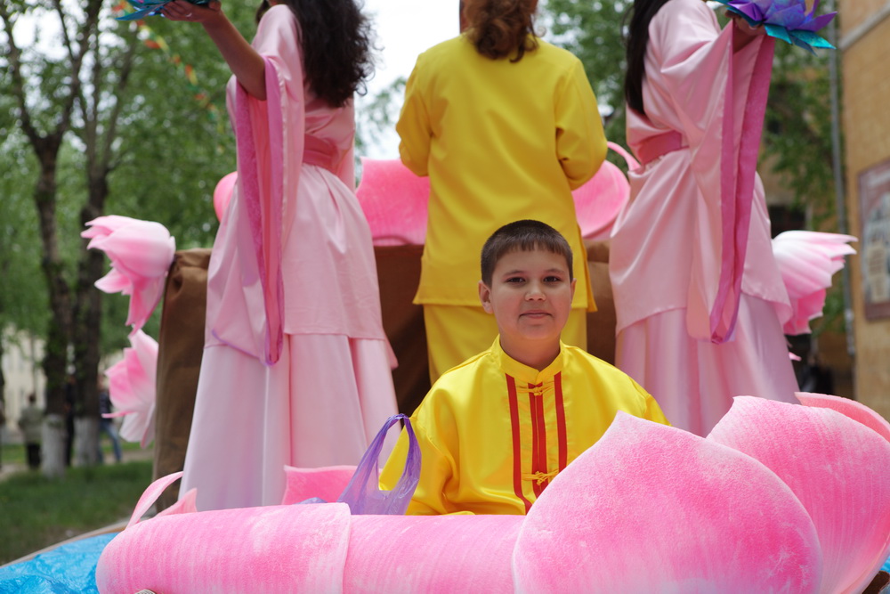 юный последователь Фалунь Дафа в лотосе