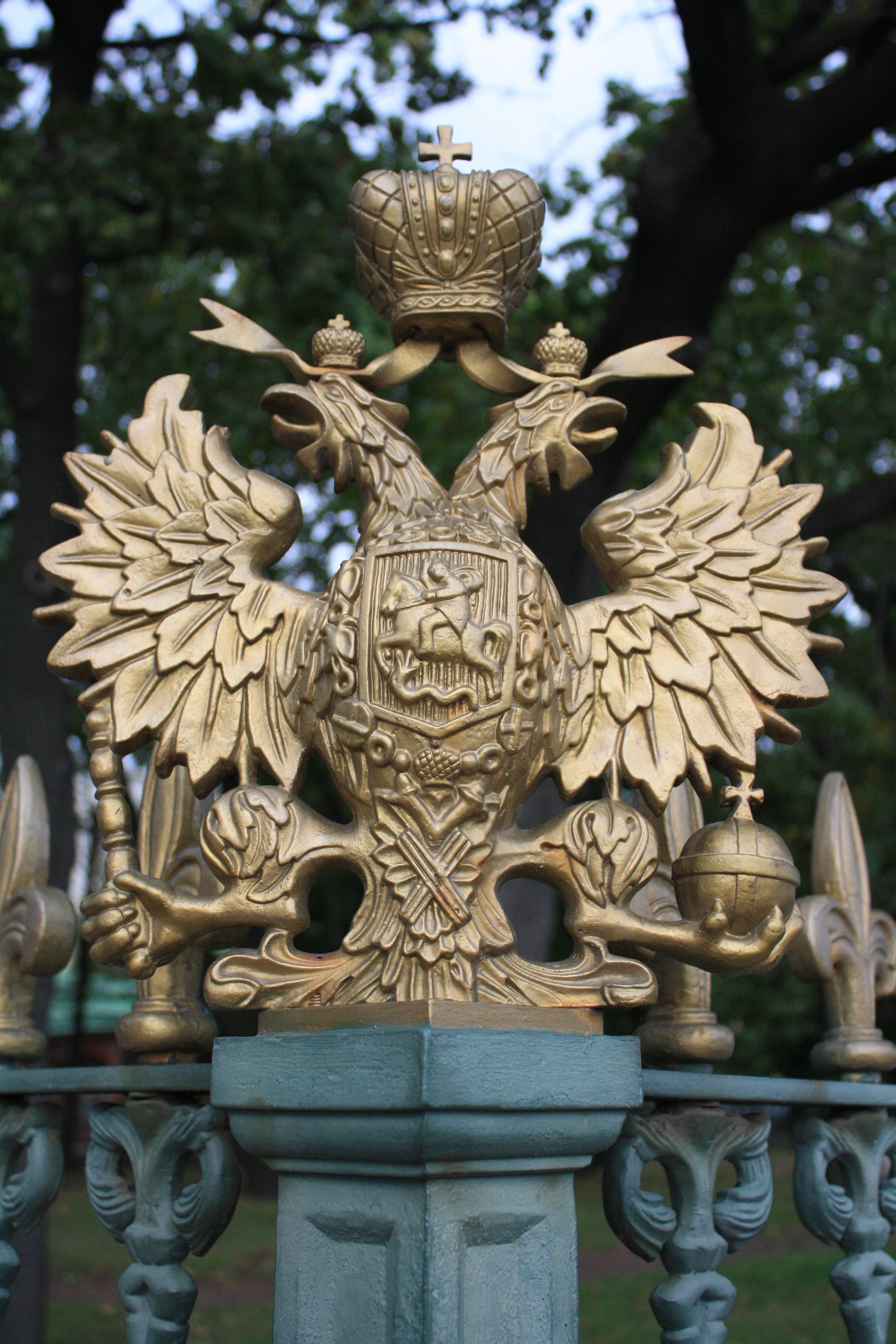 на ограде питерской