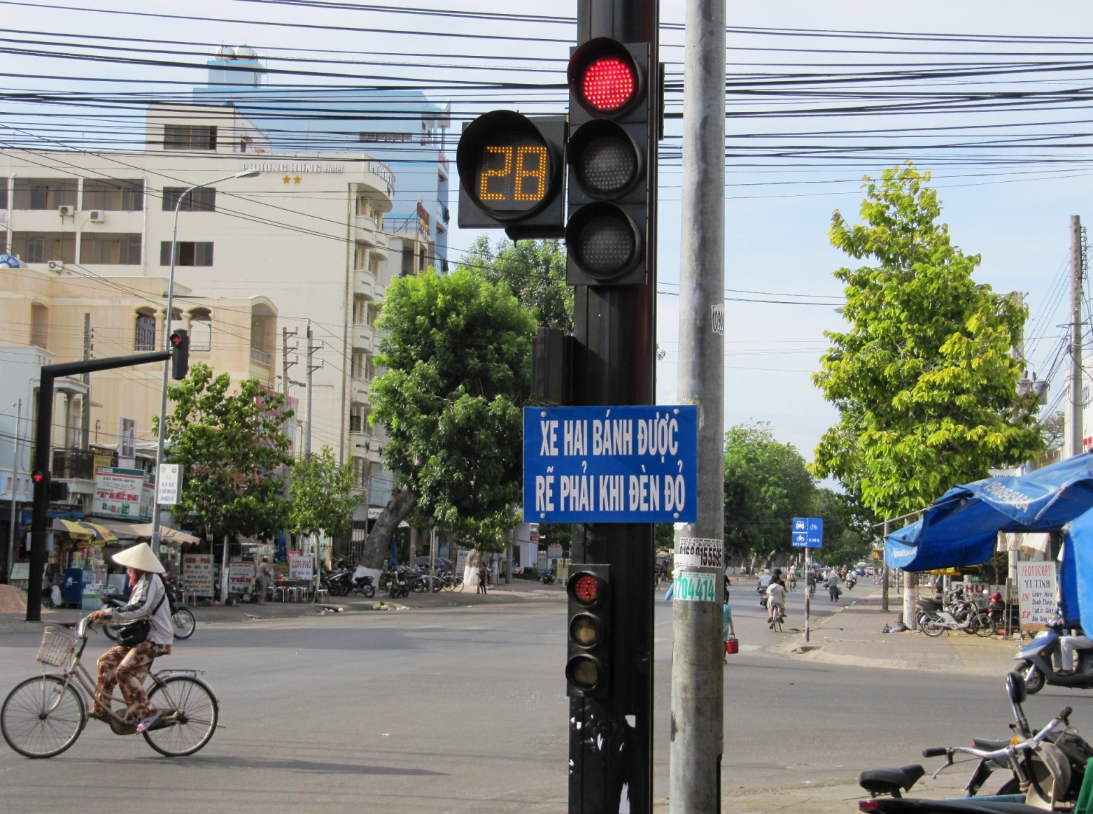 Маленький светофор внизу, очевидно для мотоциклистов