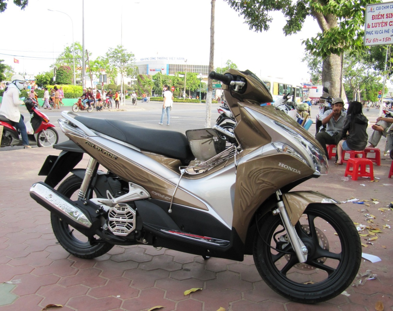 Прямо на улице можно обклеить мотобайк