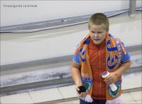 Счастливый обладатель вылетевшей шайбы