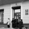 Пожилых людей преступники часто выслеживают у банка