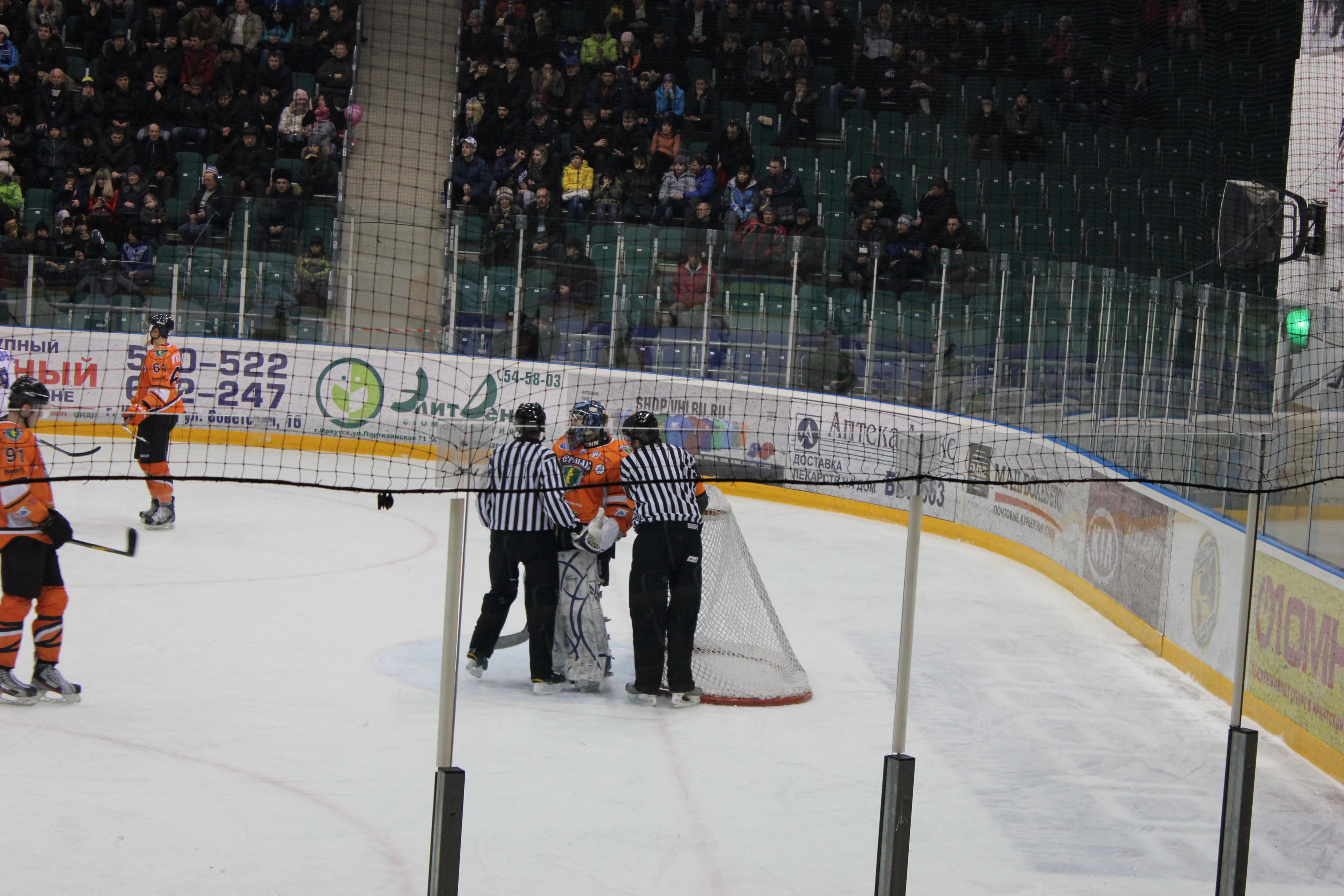 Судейство:один уши заговаривает,второй в ловушке как в собственном кармане копается)))