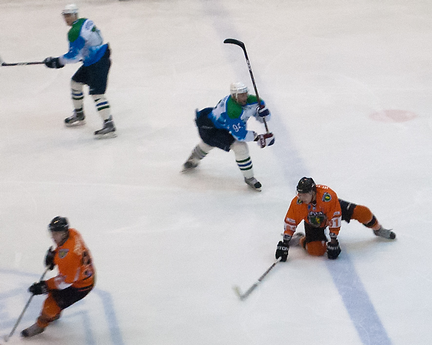 Жуть! Такое ощущение что убить хочет...Страшное дело - хоккей!