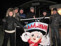 Команда "Калдиныч" - победители 7-го сезона "Пункта назначения" с кубком и флагом