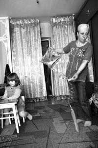 Мама Арины, Елена Григорьевна, показывает пакеты: этими пакетами семь месяцев подряд ребёнка промывали насквозь. Жить годами в больнице с трубкой в животе или вернуться в нормальное детство с маминой почкой? Выбор за добрыми людьми