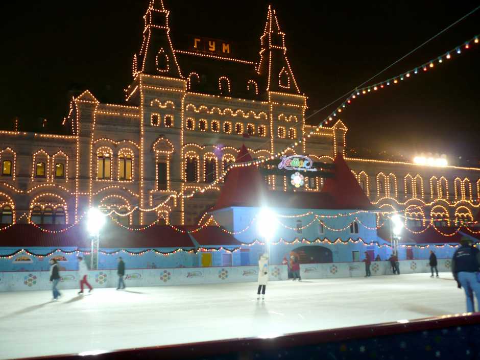 Каток в Москве вечером