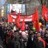 кто-то писал, что коммунисты шли в колонну по три...