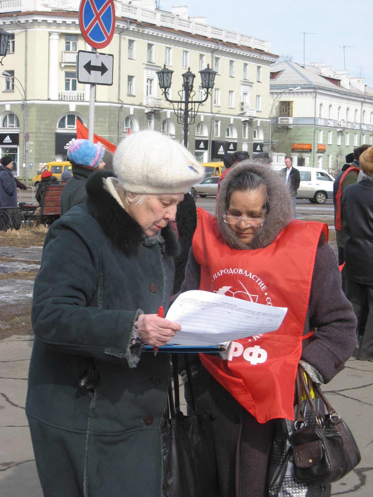 Пожилые коммунисты верят, что могут снять и главу, и мэра