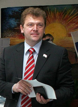 Поддерживая кандидатуру Алексея Козьмина, единороссы надеются, что он поможет изменить отношение избирателей к партии власти