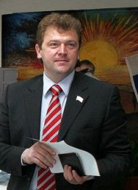 Поддерживая кандидатуру Алексея Козьмина, единороссы надеются, что он поможет изменить отношение избирателей к партии власти Поддерживая кандидатуру Алексея Козьмина, единороссы надеются, что он поможет изменить отношение избирателей к партии власти