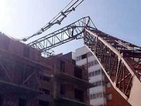 Строительный кран упал прямо на дом