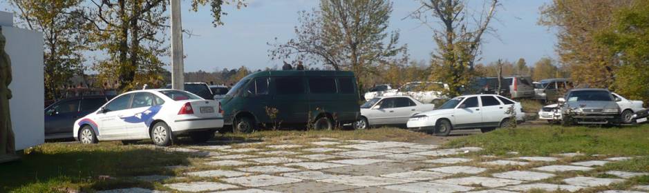 Машины возле памятника