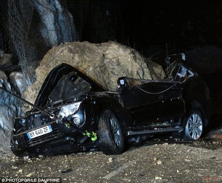 Кусов скалы упал на авто. Водитель жив!